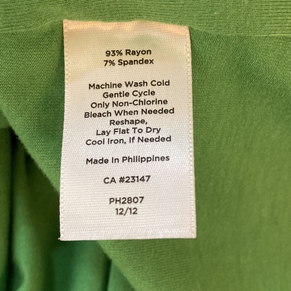 Talbots sophisticated sleeveless V-neck top. - Picture 5 of 5